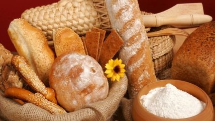 Азаров пообещал стабильные цены на хлеб 