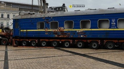 Железнодорожный вагон на Михайловской площади