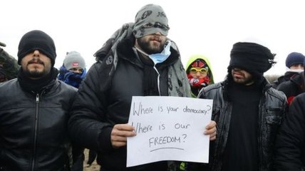 Мигранты во Франции зашили рты в знак протеста против сноса лагеря