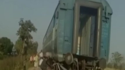 В Индии с рельсов сошли семь вагонов поезда (Видео)