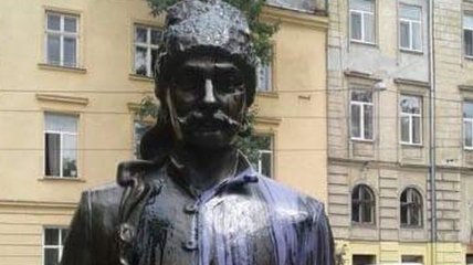 Во Львове вандалы облили краской памятник создателю "венского кофе"