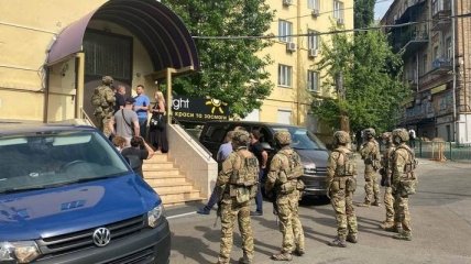 С автоматами и спецназом: в Киеве - масштабные обыски по делу Медведчука, улики ищут даже у тещи (фото, видео)