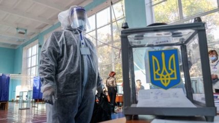 Украинцы с подозрением на коронавирус голосуют дома с целой делегацией из ЦИК (фото и видео)
