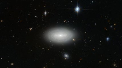 Космический телескоп Hubble запечатлел "одинокую галактику"  