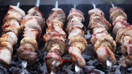 Свинины и гусятины лучше избегать: диетолог назвала, какое мясо лучше выбрать для шашлыков