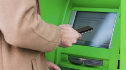 Банкомат имитирует звук шелеста денег или нет?