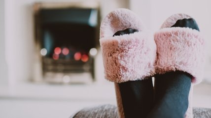 Носки, тапочки или теплые брюки: как согреться зимой с помощью одежды