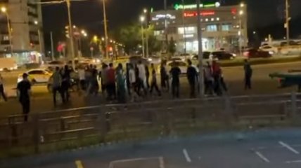 В Москве узбеки с киргизами устроили "стенку на стенку": ОМОНовцев на всех участников драки не хватило (видео)
