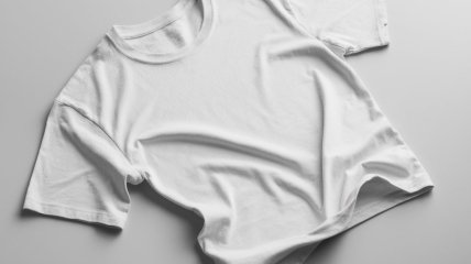 Пятна пота неэстетично выглядят на белой одежде (изображение создано с помощью ИИ)