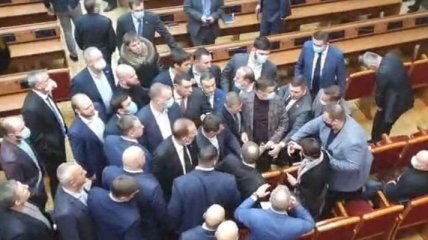 Ругань, драки и разрушения: депутаты сорвали сессию в Одесском облсовете (видео)