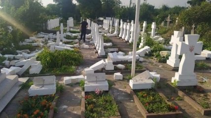 На Львовщине 20-летний парень распотрошил кладбище: пострадали 60 памятников и крестов (фото)