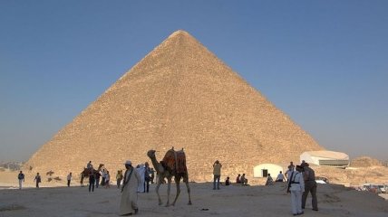 Пьяные туристы залезли на пирамиду Хеопса