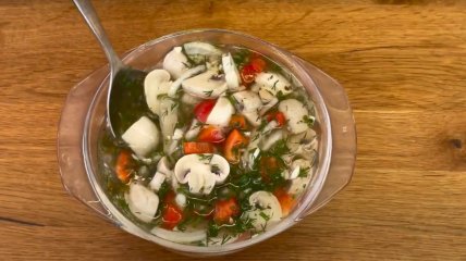 Маринованные грибочки: вкусная закуска к рождественскому столу (видео)