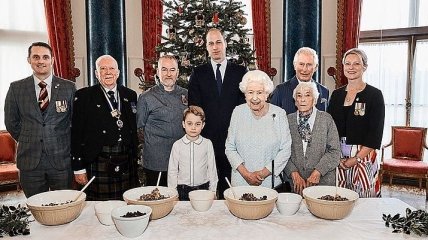 Королевская семья Великобритании активно готовится к Рождеству (Фото)
