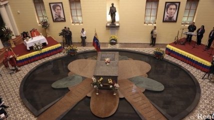 У саркофага Чавеса прошла поминальная месса