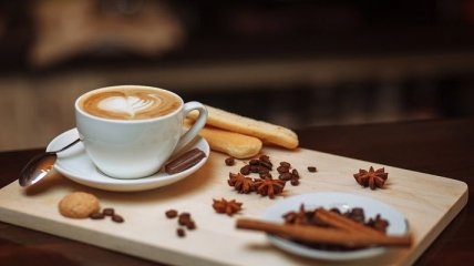 Ученые сообщили, что менее 6 кружек кофе в день не опасны для здоровья