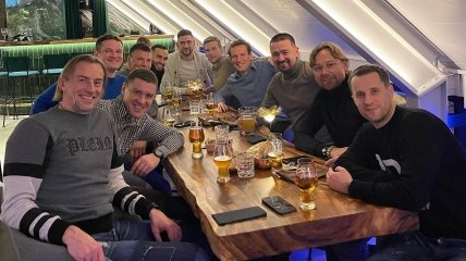 Эстонские футболисты сделали совместное фото с Валерием Карпиным