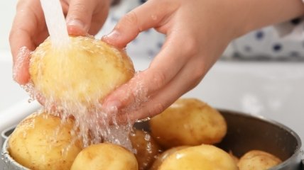 Картофель поможет почистить только соль и вода