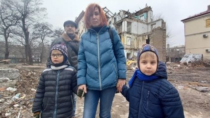 Олег и Наталья Ерофеевы с детьми Ярославом и Сашей жили в центре Запорожья, теперь от их дома остались руины