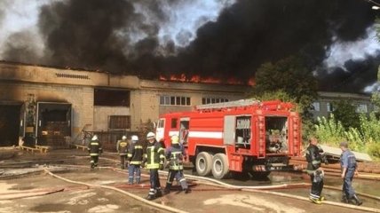 Масштабный пожар на комбинате в Житомире удалось потушить 