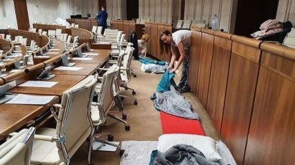 В Словакии депутаты нестандартно блокировали сессионный зал