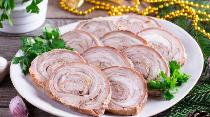 Мясной рулет с хрустящей корочкой, который исчезает со стола первым (видео)