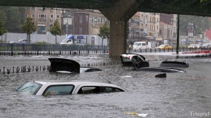 В Стамбуле сильный ливень затопил дороги и метро