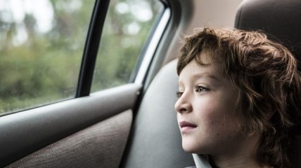 Когда следует пересаживать ребенка с заднего сидения в автомобиле на переднее?