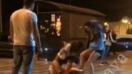 В Полтаве девушки устроили жестокую драку (Видео 18+)