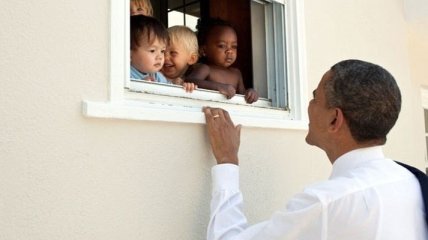 Безграничная человечность: фотограф Белого Дома показал свои любимые фото Обамы