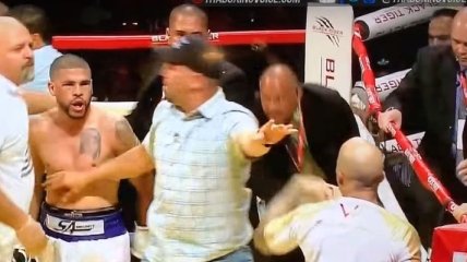 Нокаутировав соперника, боксер набросился на его тренера (Видео)