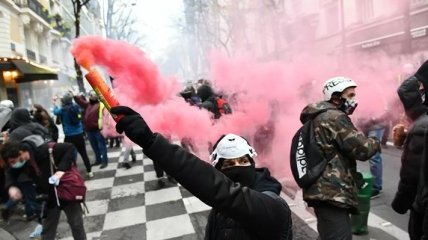 Аресты, баррикады и пожары: противостояние французов набирает обороты (фото, видео)
