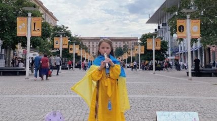 6-летняя Соломия играет на флейте в Днепре