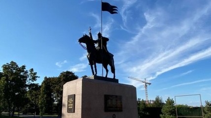 Памятник Невскому в Мариуполе