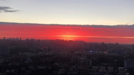 "Кривавий" захід сонця над Києвом