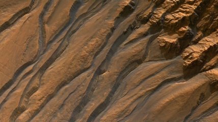 Следы воды на Марсе могут оказаться потоками песка