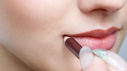 Как сделать губы красивее с помощью небольших трюков?