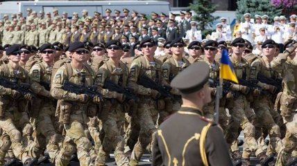 Порошенко поблагодарил украинских военных за героизм и мужество