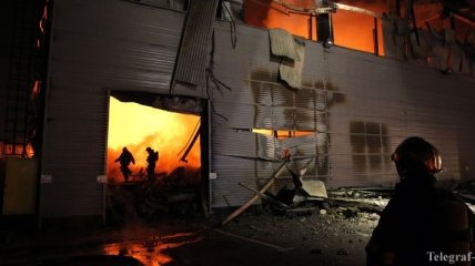 МЧС РФ не может справиться с пожаром на складе в Петербурге