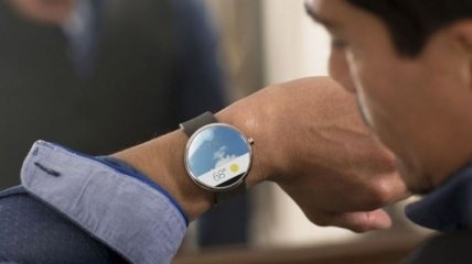 Смарт-часы на Android Wear синхронизировали с iPhone
