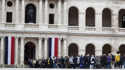 Тысячи людей во Франции пришли попрощаться с экс-президентом Шираком 