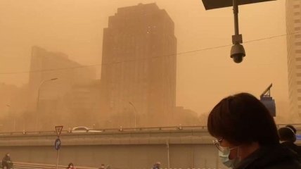 Пекин стал похож на Марс: город второй раз за месяц накрыла песчаная буря (видео)