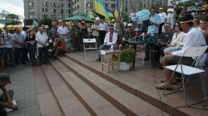 Возле Украинского дома собирают подписи под иском к Януковичу 