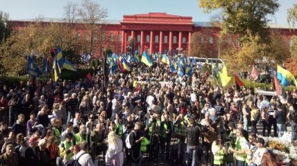 Тысячи националистов проводят марш в Киеве (Видео) 