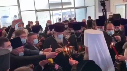В Украину привезли Благодатный огонь: видео из аэропорта