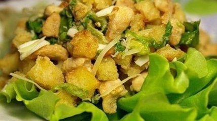 Рецепт дня: хрустящий салат с ананасами и курицей