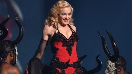 Мадонна прямо на сцене бросала попкорн в публику и пила алкоголь (Видео)