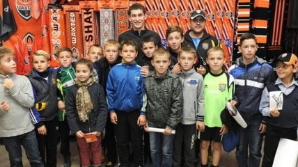 Тарас Степаненко встретился с юными болельщиками