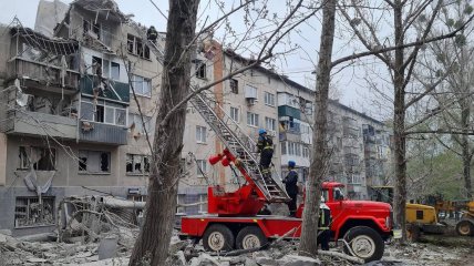 Славянск, разрушенный обстрелом дом