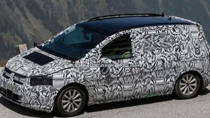 Новый Volkswagen Touran засекли на тестах